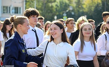 Константин Косачев и Сергей Мартынов приняли участие в торжественной линейке, посвященной Дню знаний