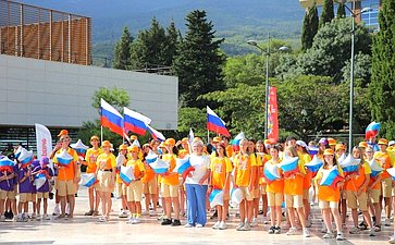 Елена Писарева в «Артеке» дала старт автопробегу