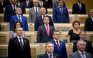 Сенаторы слушают гимн России перед началом 459-го заседания Совета Федерации