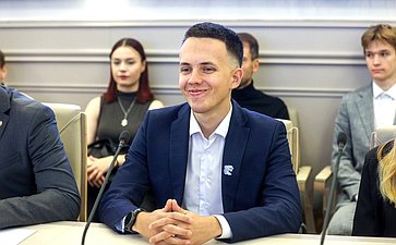 Наталья Мельникова провела встречу с активистами молодежного землячества Псковской области
