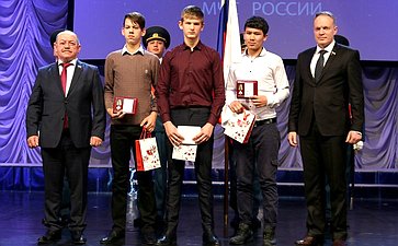 Г. Орденов и А. Башкин вручили грамоты и медали юным астраханцам, совершившим героические и мужественные поступки