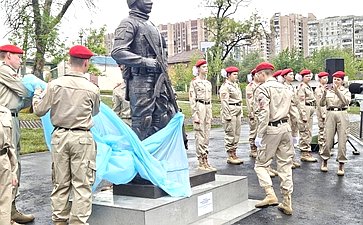 Ольга Бас приняла участие в торжественном открытии сквера Советскому солдату ЛНР