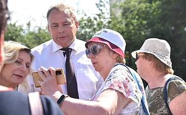 Инна Святенко совместно с депутатом Государственной Думы Петром Толстым встретились с жителями на прудах-регуляторах после завершения благоустроительных работ