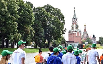 Участники «Поезда Памяти» возложили цветы к Могиле Неизвестного Солдата в Александровском саду и посетили Кремль