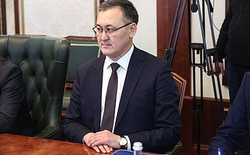 Владимир Джабаров провел встречу с председателем Комитета Жогорку Кенеша Киргизской Республики по международным делам, обороне, безопасности и миграции Уланом Примовым