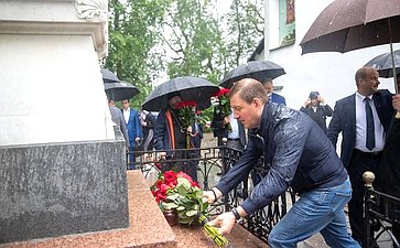 Андрей Турчак посетил некрополь Пушкиных-Ганнибалов и возложил цветы к могиле Пушкина