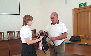 Сергей Лукин передал в Воронежской области школьные рюкзаки с канцелярскими принадлежностями детям участников СВО