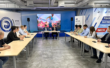 Александр Ролик провел встречу с участниками проекта «ПолитСтарт» в Штабе общественной поддержки во Владивостоке