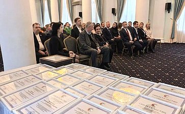 Лариса Мельник поздравила жителей Ленинского района города-героя с 88-летием со дня его основания