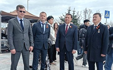 Александр Ролик во Владивостоке, в кампусе Дальневосточного федерального университета принял участие в патриотической акции «Международный Вальс Победы»