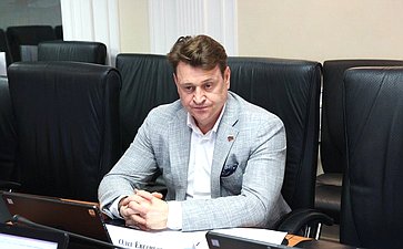 Олег Голов