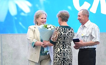 Елена Писарева вручила медаль «За любовь и верность» семейной паре из Великого Новгорода