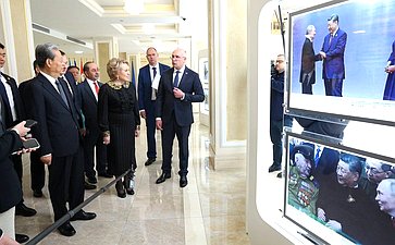 Валентина Матвиенко и Чжао Лэцзи осмотрели фотовыставку «Нерушимая дружба великих народов, стратегическое партнерство великих держав»