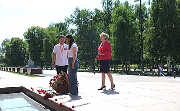 Экскурсионная программа для участников проекта «Поезд Памяти», возложение цветов в Александровском саду