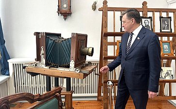 Сергей Рябухин в ходе рабочей поездки посетил музей «Симбирская фотография» где открылась новая выставка «Крылья»