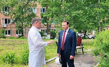 Александр Ролик в ходе региональной недели посетил реконструируемый корпус реабилитационного центра для участников СВО при Владивостокской клинической больнице №1