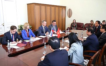 Встреча первого заместителя Председателя СФ Андрея Яцкина с заместителем председателя Национального собрания Социалистической Республики Вьетнам. XI Невский международный экологический конгресс
