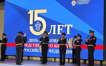 Екатерина Алтабаева и Лариса Мельник приняли участие в торжественном собрании, посвященном 15-летию со дня основания Следственного комитета РФ, и вручили юной жительнице Севастополя медаль Совета Федерации «За проявленное мужество»