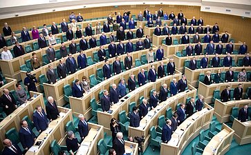 Сенаторы слушают гимн России перед началом 472-го заседания Совета Федерации