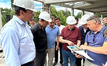 Анатолий Артамонов провел рабочие совещания на строительных площадках социальных объектов Кисловодска