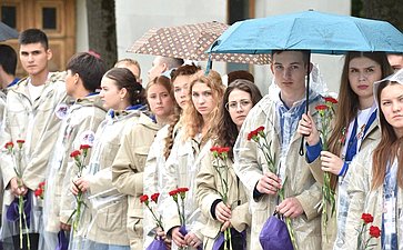 Участники проекта «Поезд Памяти» посетили Пискаревское мемориальное кладбище