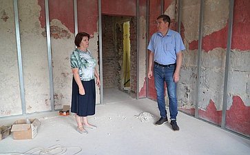 Александр Савин в рамках поездки в регион посетил город Сухиничи. Сенатор осмотрел ход капитального ремонта в Середейской школе и детском саду №162