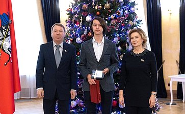 Инна Святенко и Владимир Кожин вручили награды детям-героям