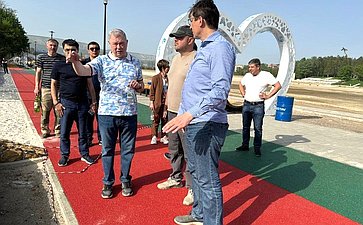 Анатолий Артамонов в Кисловодске посетил стройплощадки социальных объектов