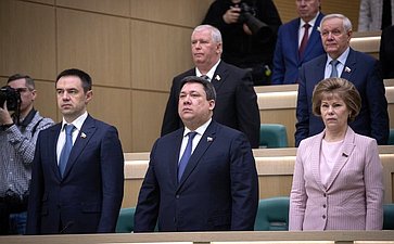 Сенаторы слушают гимн России перед началом 454-го заседания Совета Федерации