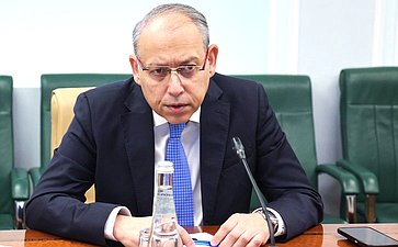 Встреча председателя Комитета Совета Федерации по международным делам Григория Карасина с Чрезвычайным и Полномочным Послом Арабской Республики Египет в РФ Назихом Эльнаггари