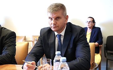 Геннадий Голов