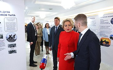 Валентина Матвиенко и Владислав Кузнецов осмотрели выставку, развернутую в Совете Федерации, которая посвящена истории, современности и перспективам развития Чукотского автономного округа