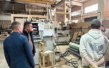 Айрат Гибатдинов посетил фабрику в Заволжском районе Ульяновской области, которая специализируется на деревообработке