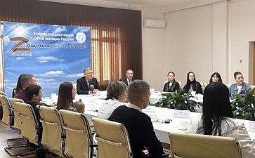 Юрий Валяев провел встречу с семьями-волонтерами в Еврейской автономной области