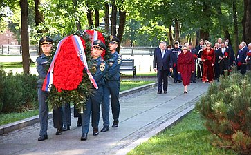 Председатель Совета Федерации Валентина Матвиенко и врио губернатора Новгородской области Александр Дронов возложили венки к Мемориалу «Вечный огонь славы»