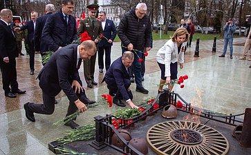 Участники встречи возложили цветы к монументу «Вечный огонь» в память о воинах, погибших в годы Великой Отечественной войны 1941–1945 годов