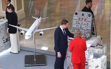 Валентина Матвиенко и Министр промышленности и торговли РФ Антон Алиханов ознакомились с выставкой, посвященной передовым разработкам отечественной промышленности