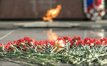 Николай Тихомиров и Олег Кувшинников приняли участие в церемонии возложения венков и цветов к мемориалу «Вечный огонь Славы»