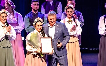 Сергей Михайлов поздравил театр песни и танца «Забайкалье» с 20-летним юбилеем