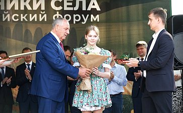 На Тверской площади в Москве в рамках мероприятий Второго форума тружеников села состоялось торжественное награждение победителей четвертого Национального органического конкурса