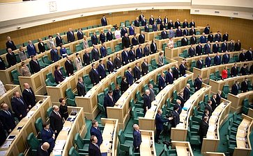 Сенаторы слушают гимн России перед началом 478-го заседания Совета Федерации