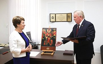 Передача освященного списка Иконы Селенгинского пехотного полка Богоматерь Печерская севастопольцам от жителей Республики Бурятия, в знак исторической связи между российскими регионами