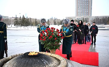 В составе делегации Постоянной комиссии МПА СНГ Татьяна Сахарова приняла участие в церемонии возложения цветов к Монументу «Защитники Отечества»