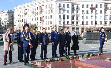 Сенаторы приняли участие в возложении цветов к Монументу Победы (фото: Пресс-служба Совета Республики Национального собрания Беларуси)