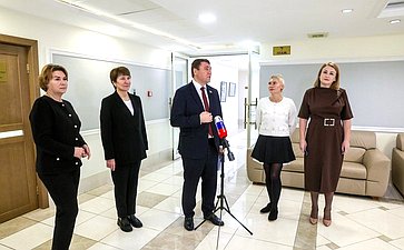 В Совете Федерации состоялось открытие выставки графических работ Яр-Кравченко «Лётчики — защитники в годы ВОВ»