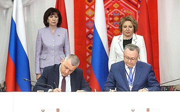 Подписание документов о сотрудничестве между исполнительными и законодательными органами власти, областными исполнительными комитетами, областными советами депутатов Республики Беларусь, а также организациями двух стран