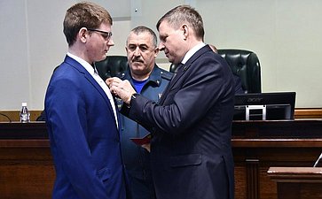 Андрей Епишин вручил памятную медаль Совета Федерации «За проявленное мужество» юному герою из Тверской области