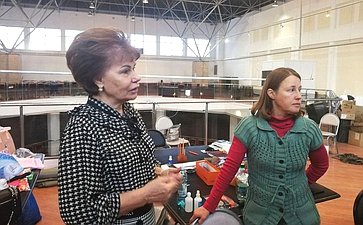 Татьяна Гигель в ходе поездки в регион встретилась с волонтерами, которые вот уже второй год плетут маскировочные сети