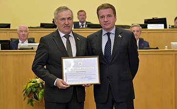 На очередном июньском заседании Тюменской областной Думы Дмитрием Горицким были вручены награды Совета Федерации заслуженным тюменцам