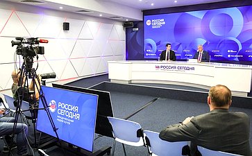 В пресс-центре медиагруппы «Россия сегодня» состоялась пресс-конференция председателя Комитета СФ по бюджету и финансовым рынкам Анатолия Артамонова, на которой подведены итоги работы Комитета в весеннюю сессию